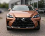 Nowy Lexus 350h w kolorze miedzianym prezentuje się elegancko przed salonem.