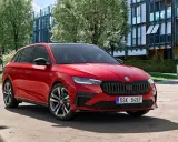 Czerwona Skoda Scala na tle nowoczesnego budynku. Sprawdź atrakcyjną skoda scala cena i wybierz swój wymarzony samochód.