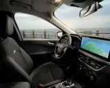 Wnętrze Ford Kuga z nawigacją na ekranie. Sprawdź atrakcyjną ford kuga cena i wybierz się na wakacje nad morze.