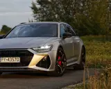 Srebrne Audi RS6 na tle natury. Zastanawiasz się nad audi rs6 cena? Ten potężny kombi zachwyca designem i osiągami.