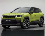 Nowy Jeep Compass 2025 w jaskrawej zieleni, z czarnym dachem i stylowymi felgami, gotowy na przygodę.