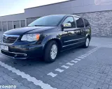 Ciemny Lancia Voyager zaparkowany na placu.
