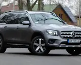 Szary Mercedes GLB 200 z polskimi tablicami rejestracyjnymi WW 880SA zaparkowany na drodze.