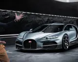 Mężczyzna prezentuje srebrnego Bugatti. Zastanawiasz się nad bugatti cena?