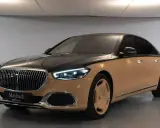 Elegancki Maybach w dwukolorowym malowaniu, z chromowanym grillem i felgami. Poznaj jego wyjątkową maybach cena.