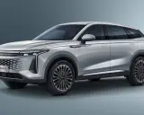 Srebrny OMODA 9 Super Hybrid z futurystycznym grillem i eleganckimi liniami nadwozia.