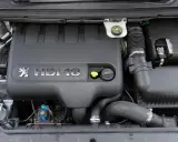 Silnik 2.0 HDi w Peugeot 307. Widoczna pokrywa silnika z logo Peugeot i oznaczeniem HDi 16V.