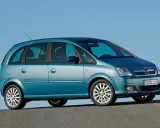 Błękitny Opel Meriva A z przyciemnianymi szybami stoi na tle błękitnego nieba.