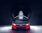 Przyszłościowy koncept BMW M9 w tunelu aerodynamicznym, z agresywnym przodem i czerwonymi akcentami.