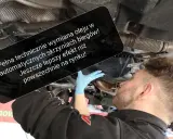 Mechanik w niebieskiej rękawiczce dokonuje wymiany oleju w automatycznej skrzyni biegów, zapewniając lepszy efekt niż standardowe rozwiązania.