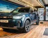 Nowy Dacia Bigster w ciemnoniebieskim kolorze, prezentowany w salonie. Sprawdź jego atrakcyjną dacia bigster cenę!