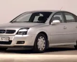 Srebrny Opel Vectra C GTS z polskimi tablicami WE 87765, zaparkowany na betonowym podłożu.