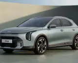 Nowy Kia Xceed 2023 w kolorze miętowym prezentuje się nowocześnie z charakterystycznymi światłami LED i stylowymi felgami.
