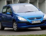 Niebieski Peugeot 307 1.6 benzyna w ruchu miejskim.