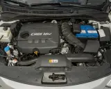 Silnik Kia Sportage 1.7 CRDi z widocznym akumulatorem i elementami układu dolotowego.