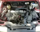 Silnik Citroen C15, widok z góry. Widać akumulator, przewody i elementy układu chłodzenia.