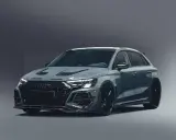 Agresywny Audi RS3 w szarym kolorze, z masywnym grillem i sportowymi dodatkami. Sprawdź, jaka jest audi rs3 cena i czy warto zainwestować w ten samochód.