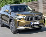 Złoty Skoda Kodiaq w ruchu drogowym. Sprawdź aktualną skoda kodiaq cena i dostępne konfiguracje.
