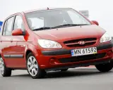 Czerwony Hyundai Getz 1.1 z polskimi tablicami WN 61592 na drodze.