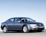Elegancki, ciemnoszary VW Phaeton W12 z lat 2002-2006 prezentuje się na tle błękitnego nieba.