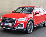 Czerwone Audi Q2 w ruchu drogowym. Sprawdź aktualną audi q2 cena i wybierz swój wymarzony model.