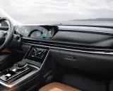 Wnętrze nowoczesnego samochodu z brązową tapicerką i dużymi ekranami. Baic 7 cena tego modelu zachwyca.
