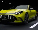 Jaskrawożółty Mercedes-AMG GT 63 z czarnym dachem i felgami, na ciemnym tle z białymi pasami drogowymi.