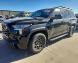 Czarny Toyota Sequoia TRD Pro gotowy na przygody.