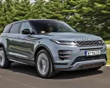 Szary Range Rover Evoque jedzie po drodze. Sprawdź aktualną range rover cena.