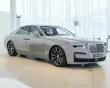 Szary Rolls-Royce Ghost w salonie. Zastanawiasz się nad jego cena? Luksus na kołach.