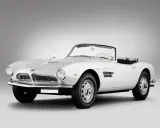 Biały kabriolet BMW 507 z lat 50. z chromowanymi detalami i charakterystycznym grillem.
