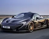 Czarny McLaren P1 pędzi po pustynnej drodze. Jego cena jest astronomiczna, ale osiągi zapierają dech w piersiach.
