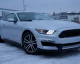 Srebrny mustang 2.3 ecoboost na śniegu, gotowy na zimowe wyzwania.