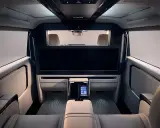 Luksusowe wnętrze Lexus LM z dużym ekranem i wygodnymi fotelami.