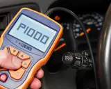 Diagnostyka Forda z kodem DTC P1000. Czytnik kodów błędów pokazuje P1000, wskazując na problem z systemem pokładowej diagnostyki.