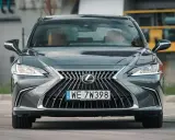 Elegancki, ciemnoszary Lexus 300h z charakterystycznym grillem i reflektorami LED, gotowy do jazdy.