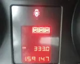 Kontrolki w Oplu: otwarte drzwi, 3x wskaźnik paliwa, dystans 333 km, przebieg 159147 km.