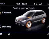 Na ekranie samochodu widoczny jest żółty wykrzyknik w trójkącie, informujący o 2 komunikatach.