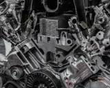 Przekrój silnika z widocznymi tłokami, zaworami i panewkami. Detale mechaniczne w zbliżeniu.