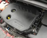 Silnik Ford Focus MK3 1.6 TDCI. Widoczna czarna osłona silnika z napisem "Ford Duratorq TDCI".