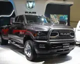 Ciemnoszary Dodge Ram 3500 z podwójnymi tylnymi kołami prezentuje się imponująco na wystawie.