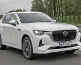 Biała Mazda CX-60 na drodze. Sprawdź atrakcyjną mazda cx 60 cena i wybierz swój wymarzony SUV.