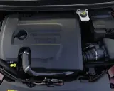 Silnik Ford Focus MK2 1.6 TDCI. Widoczna czarna osłona silnika z napisem "DURATORQ TDCI".
