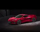 Czerwony Chevrolet Corvette C8 w ciemnym pomieszczeniu. Marzysz o tym aucie? Sprawdź corvette c8 cena i spełnij marzenie!
