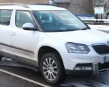Biały Skoda Yeti na parkingu. Wiele osób chwali sobie ten model, a opinie o nim są zazwyczaj pozytywne.