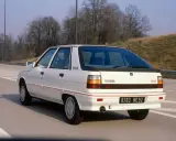 Biały Renault 11 90 GT z lat 80. jedzie autostradą.