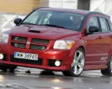 Czerwony Dodge Caliber SRT na mokrej nawierzchni. Wiele osób szuka **dodge caliber opinie** przed zakupem.