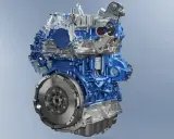 Silnik Ecoboost z turbosprężarką, widoczny w przekroju, z niebieskimi i srebrnymi elementami.