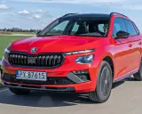 Czerwona Skoda Kamiq w ruchu, idealna na wakacyjne wyjazdy. Sprawdź atrakcyjną skoda kamiq cena.