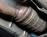 Rdza na katalizatorze Renault, być może powód błędu DTC P0420.